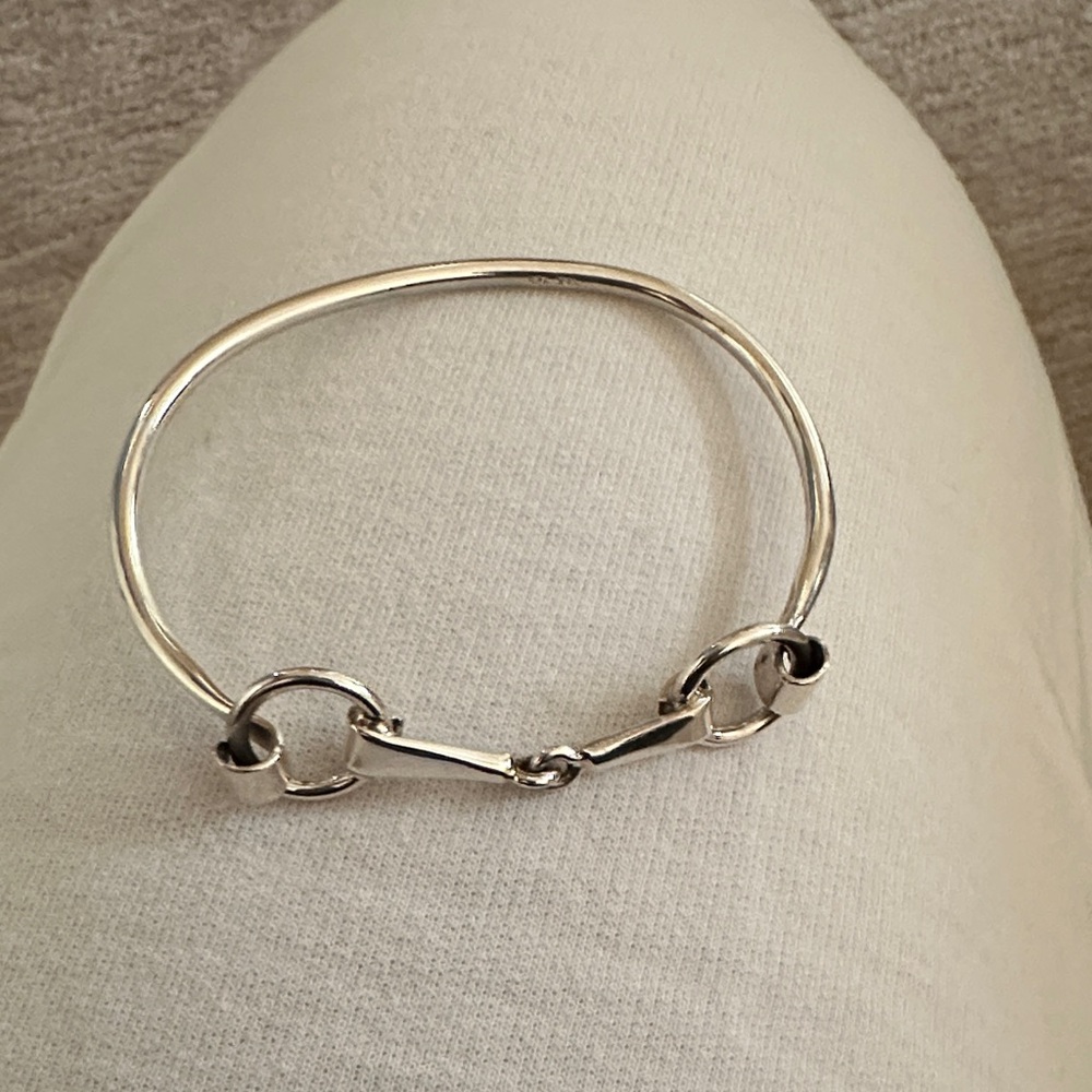 Chic Silver Bracelet with Unique Clasp